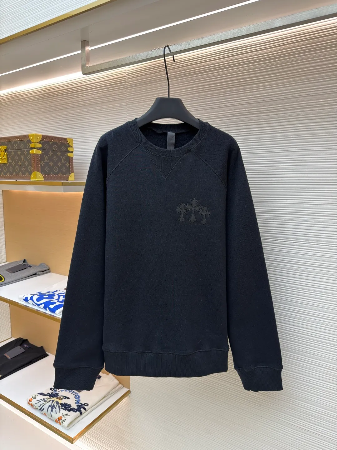 Chrome Hearts Logo Round Neck Sweatshirt ●Original version: Purchased and developed for 29300 ●Item No.: 1682055-A75 ●Fabric: interwoven air cotton fabric ●Technology: patch embroidery production ●Color: black ●Version: fitted version ●Weight: about 825 grams ●Size: S-M-L-XL ●Description: Customized heavy fortress interwoven air cotton, full texture, thick and solid, with classic black as the curtain It gives a deep sense of luxury. With the Kro heart cross appliqué decoration on the chest, it becomes the ultimate interpretation of the dark Gothic style. The CH Gothic font is the finishing touch on the back page, letting the totem become your spiritual punctuation. The logo iron plate sways slightly with the swing of the body, adding a sense of movement and vitality. It is unobtrusive but has an indescribable aura. It interprets the perfect blend of retro and luxury, using imported machine appliqué technology and using advanced computer control systems and precision mechanical components. Realize the Chrome Hearts logo patch embroidery operation, showing an embroidery effect with both clarity and three-dimensionality. The fabrics have been washed and have a better hand feel. It is not easy to deform, not easy to shrink, not easy to fade, and maintains long-term beauty. The overall wiring is straight and delicate, the fabric is comfortable and soft, and the color is consistent without color difference. It can be matched with the same style to create a fashionable look and control various occasions. Customized accessories, complete with three standards, same style for men and women!
